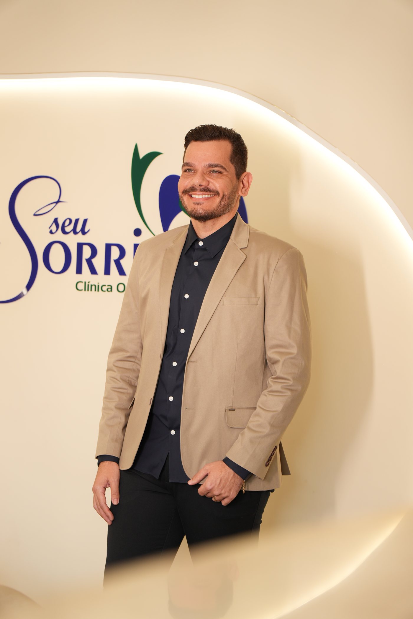 Dr. Djeferson Andrade, dentista e implantodontista responsável técnico da Clínica Seu Sorriso