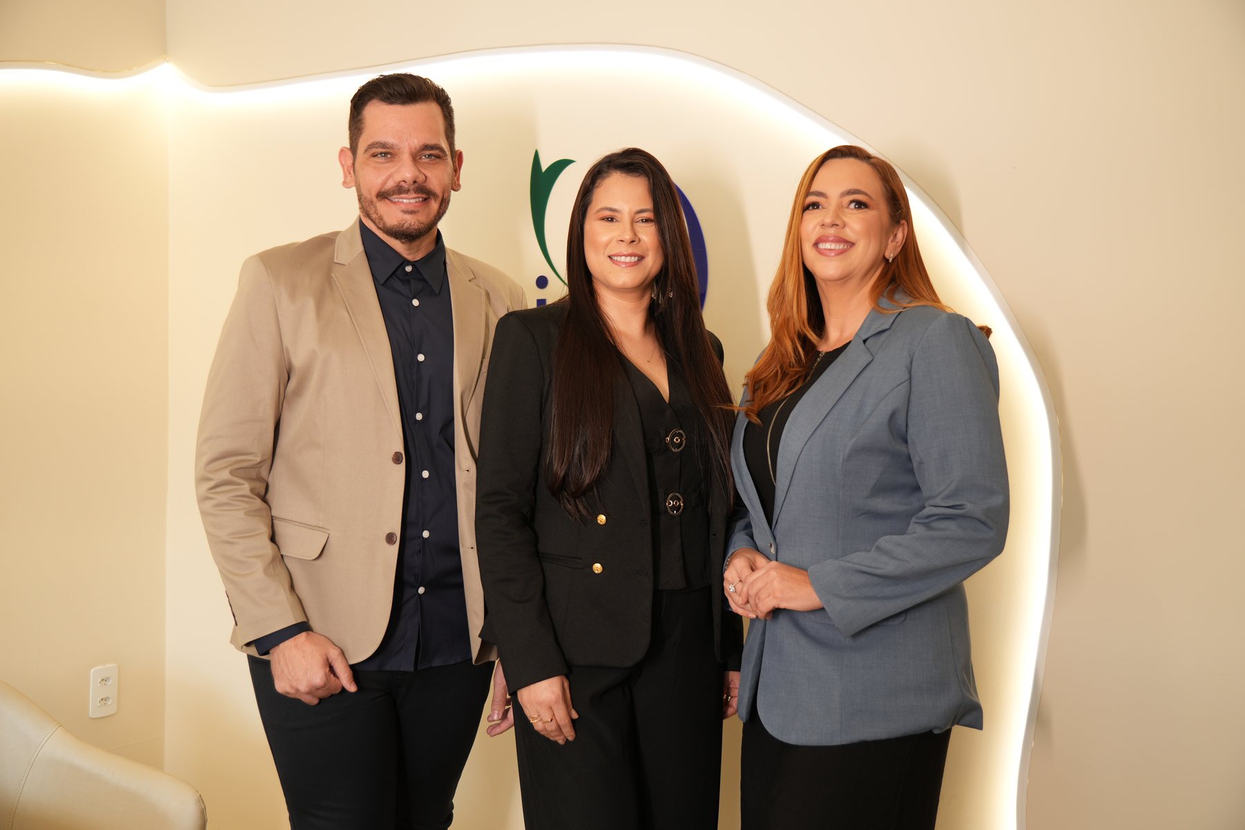 Equipe da Clínica Seu Sorriso: Dr. Djeferson Andrade, Kesiane Andrade e Josiele Ramos